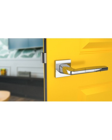 Puxador de porta cromado brilhante ERBA design vista de frente montado numa porta