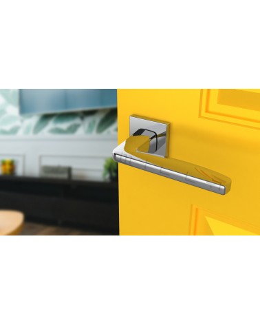 Puxador de porta cromado brilhante ERBA design vista inclinada montado numa porta