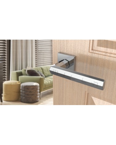 Puxador de porta cromado polido FRESIA puxador design vista inclinada montado numa porta