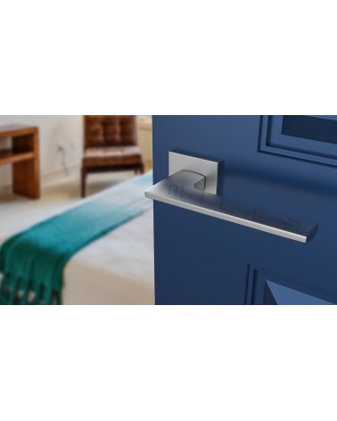 Puxador de porta cromado acetinado LUNARIA puxador design vista de cima inclinada montado numa porta