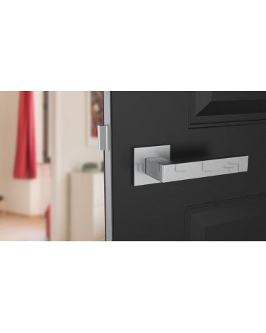 Puxador de porta cromado acetinado SULLA puxador design vista de frente montado numa porta