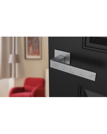 Puxador de porta cromado acetinado SULLA puxador design vista de cima inclinada montado numa porta