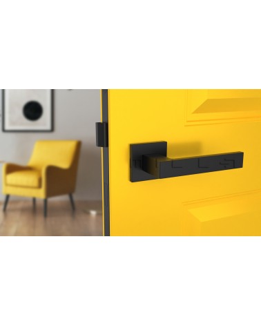 Puxador de porta preto SULLA puxador design vista de frente montado numa porta