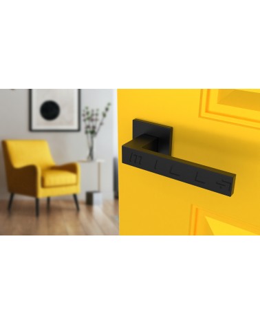 Puxador de porta preto SULLA puxador design vista de cima inclinada montado numa porta