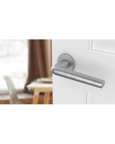 Puxador de porta cromado acetinado FUNKIA puxador design vista de cima inclinada montado numa porta