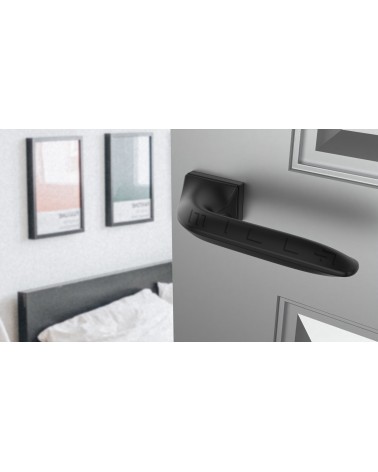 Puxador de porta preto GLADIOLA puxador design vista de cima inclinada montado numa porta