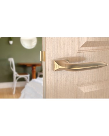 Puxador de porta Ouro mate GLADIOLA puxador design vista de frente montado numa porta