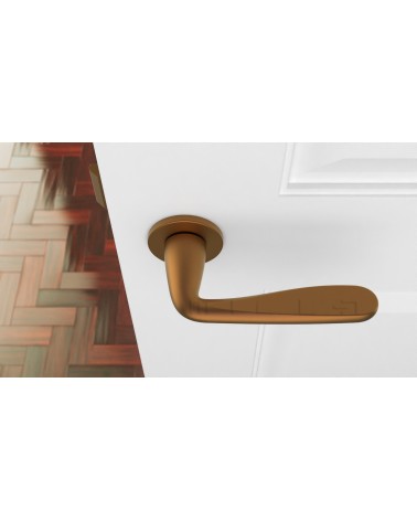 Puxador de porta cobre HIACYNTA puxador design vista de cima montado numa porta