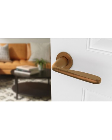 Puxador de porta cobre HIACYNTA puxador design vista de cima inclinada montado numa porta
