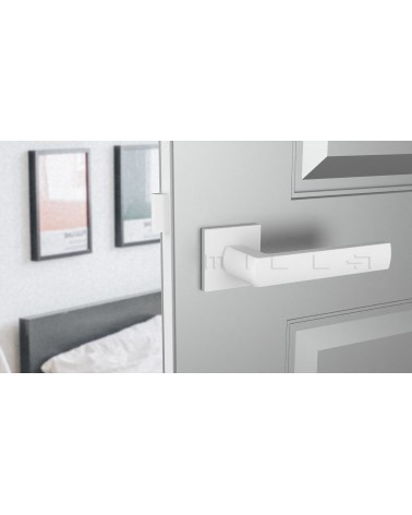 Puxador de porta branco HOSTA ferragens design vista de frente montado numa porta