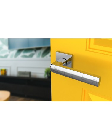 Puxador de porta cromado polido HOSTA ferragens design vista inclinada montado numa porta