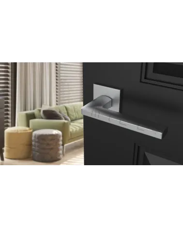 Puxador de porta cromado acetinado PYROLA ferragens design vista inclinada montado numa porta