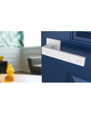 Puxador de porta branco PINA design vista inclinada montado numa porta
