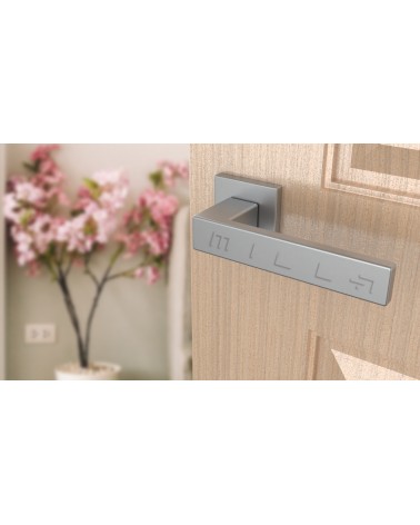 Puxador de porta cromado acetinado PINA puxador design vista inclinada montado numa porta