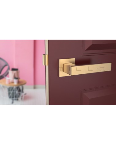 Puxador de porta dourado mate PINA puxador design vista de frente montado numa porta
