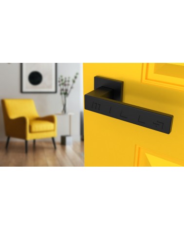 Puxador de porta preto PINA puxador design vista inclinada montado numa porta