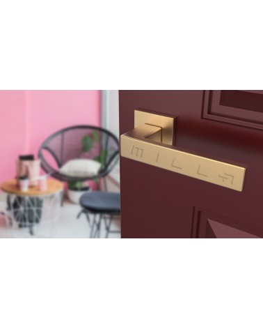 Puxador de porta clássico PINA puxador design vista de cima inclinada montado numa porta