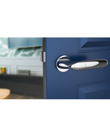 Puxador de porta cromado polido PEONIA puxador design vista frontal montado numa porta