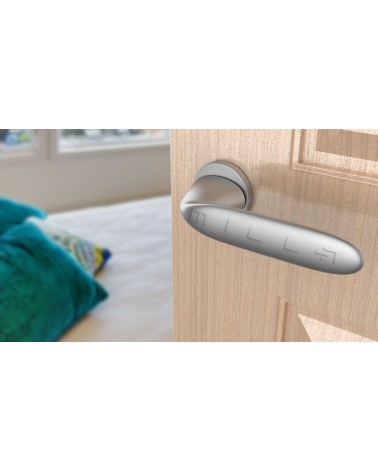 Puxador de porta cromado acetinado PEONIA puxador design vista inclinada montado numa porta