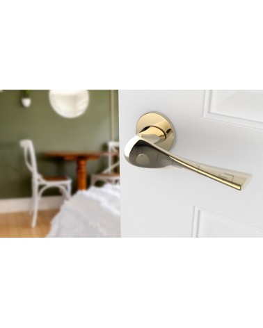 Puxador de porta dourado polido PETUNIA ferragens design vista de cima inclinada montado numa porta