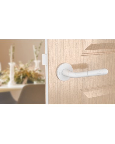 Puxador de porta IRGA design branco mate vista de frente montado numa porta