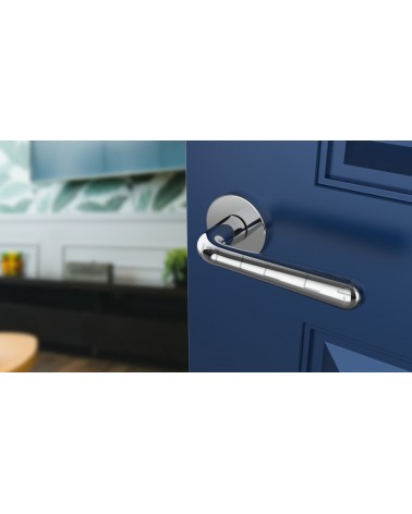 Puxador de porta IRGA design cromado polido vista inclinada montado numa porta