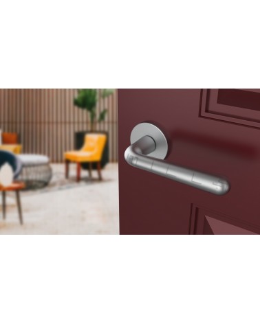 Puxador de porta cromado acetinado IRGA puxador design vista inclinada montado numa porta