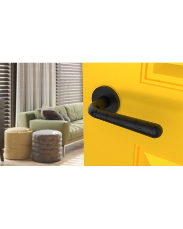 Puxador de porta preto mate IRGA puxador design vista inclinada montado numa porta