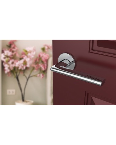Puxador de porta cromado polido KALMIA puxador design vista inclinada montado numa porta
