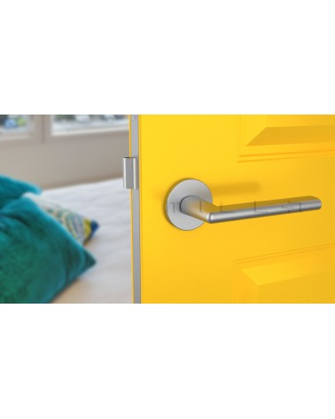 Puxador de porta cromado acetinado KALMIA puxador design vista de frente montado numa porta