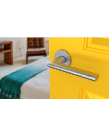 Puxador de porta cromado acetinado KALMIA puxador design vista inclinada montado numa porta