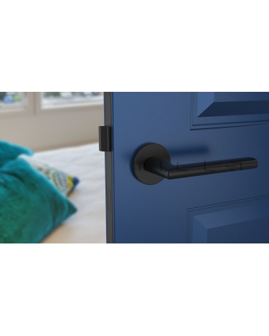 Puxador de porta preto KALMIA puxador design vista de frente montado numa porta
