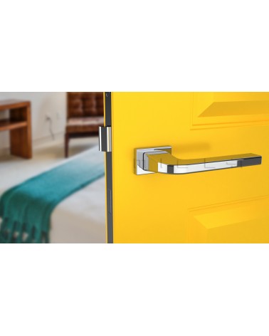 Puxador de porta cromado polido ISMENA ferragens design vista frontal montado numa porta