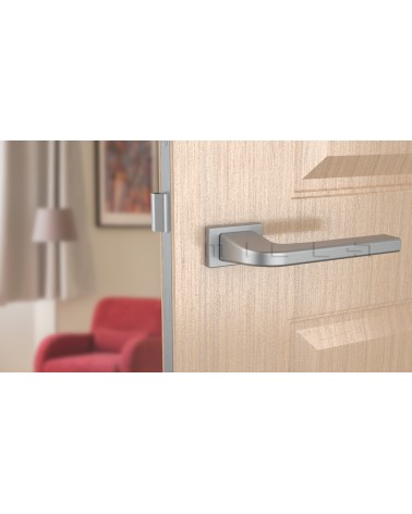 Puxador de porta cromado acetinado ISMENA ferragens design vista frontal montado numa porta