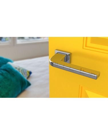 Puxador de porta cromado polido ISMENA ferragens design vista inclinada montado numa porta