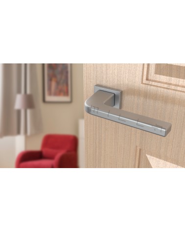 Puxador de porta cromado acetinado ISMENA ferragens design vista inclinada montado numa porta
