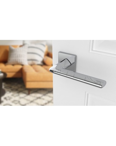 Puxador de porta cromado polido LILA design vista inclinada montado numa porta