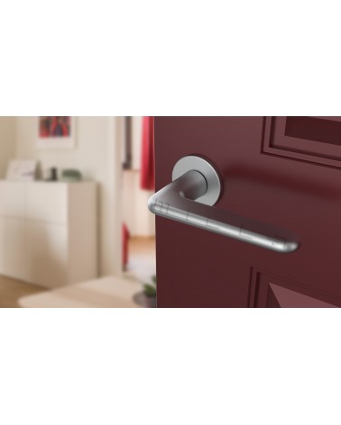 Puxador de porta cromado acetinado LIRA design vista de cima inclinada montado numa porta