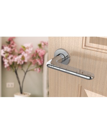 Puxador de porta cromado polido LIRA design vista de cima inclinada montado numa porta