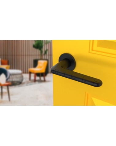 Puxador de porta preto LIRA puxador design vista de cima inclinada montada numa porta