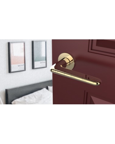 Puxador de porta dourado polido LIRA puxador design vista de cima inclinada montado numa porta
