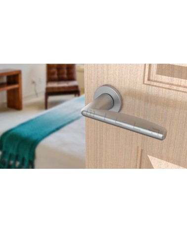 Puxador de porta cromado acetinado LUNA puxador design montado numa porta