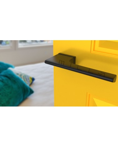 Puxador de porta preto LUPINA design vista inclinada montado numa porta
