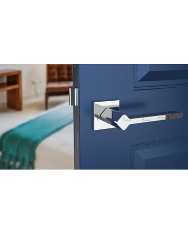 Puxador de porta cor cromo polido NINFEA puxador design vista frontal montado numa porta