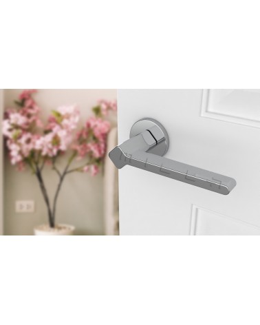 Puxador de porta NINFEA puxador design cor 1 vista inclinada montado numa porta