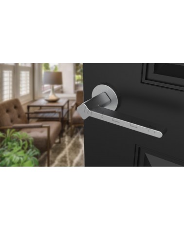 Puxador de porta cromado acetinado NINFEA puxador design vista inclinada numa porta 1