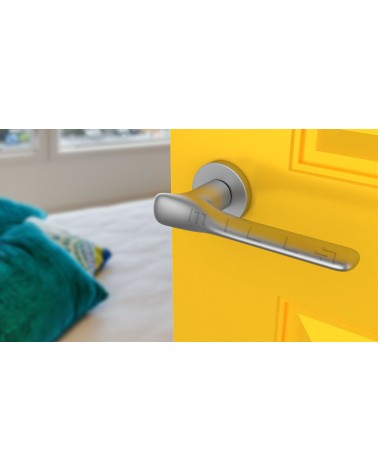 Puxador de porta futurista ORCHIDE puxador design cor 2 visto de cima inclinado montado numa porta