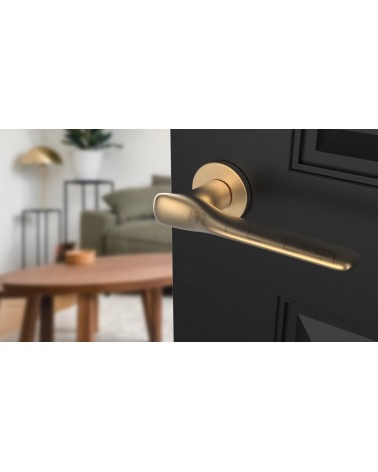 Puxador de porta dourado mate ORCHIDE puxador design vista de cima inclinada montado numa porta