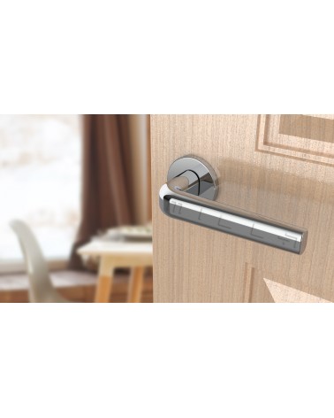 Puxador de porta Clássico INULLA puxador design vista de cima inclinada montado numa porta