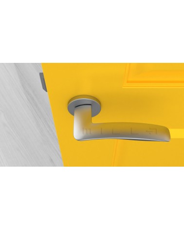 Puxador de porta cromado acetinado ROBINE ferragens design vista de cima montado numa porta